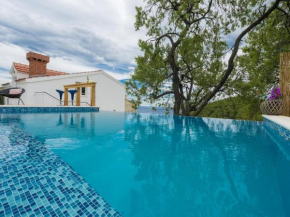 Villa Dundo Pero - Four Bedroom Villa with Swimming Pool and Sea View